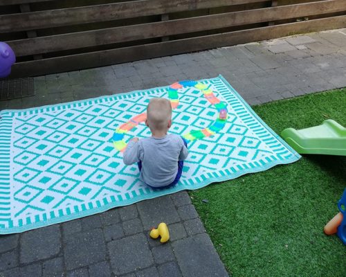 Lars spelend in de tuin